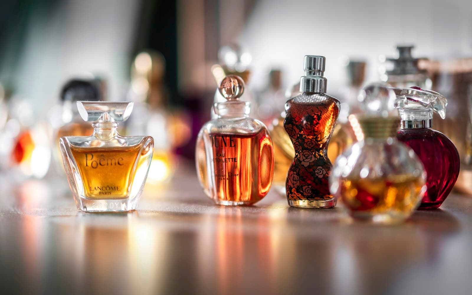 Collezione di boccette di profumo