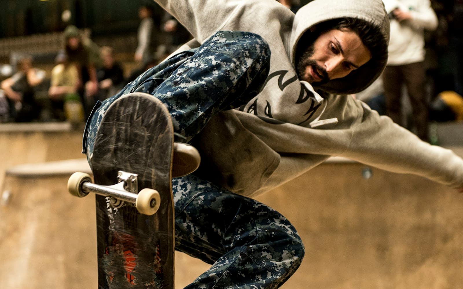 Skater in azione in uno skatepark
